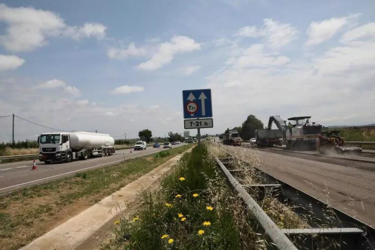 Comença sense cues la reparació del ferm de l'A-2 al Segrià, que reobrirà per trams