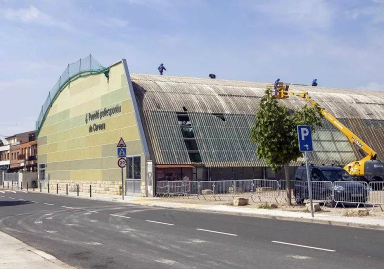 Cervera retira la teulada del poliesportiu