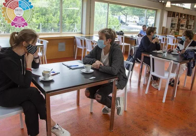 La majoria de bars i restaurants ja serveixen a dins amb una bona afluència de clients