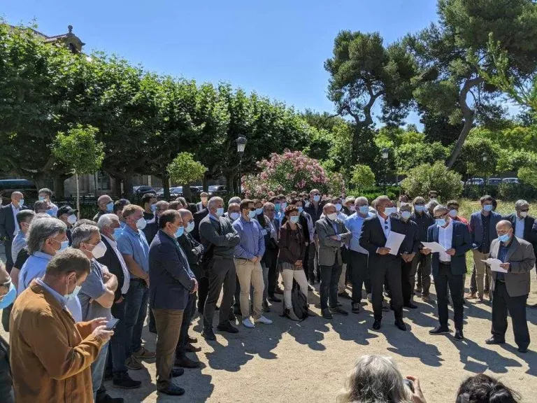 Mig centenar d'alcaldes exigeixen paralitzar l'Agència de Patrimoni Natural al Parlament