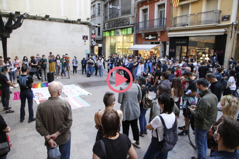 ⏯️ Un centenar de persones rebutgen a Lleida l'agressió homòfoba a una parella de la ciutat