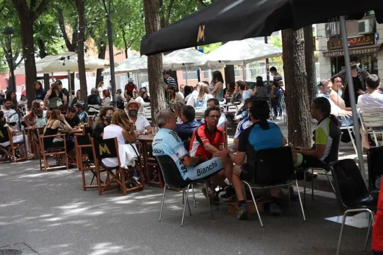 El bon temps omple les terrasses de Lleida ciutat