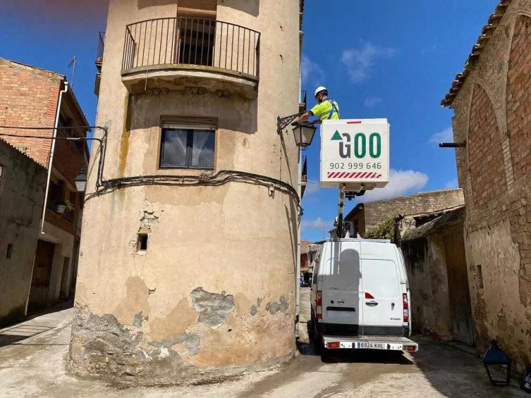 Treballs per renovar l’enllumenat públic de Tarroja.