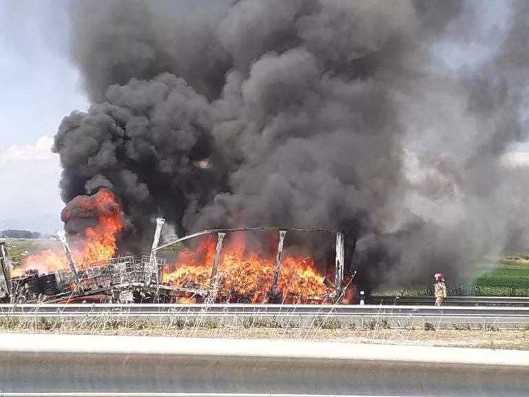 Imatge del remolc en flames (esq.) i d’una de les descàrregues que va fer l’helicòpter de Bombers per evitar que es propagués (dreta).
