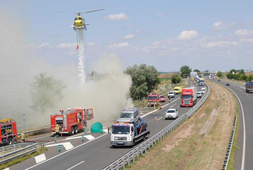 Imatge del remolc en flames (esq.) i d’una de les descàrregues que va fer l’helicòpter de Bombers per evitar que es propagués (dreta).