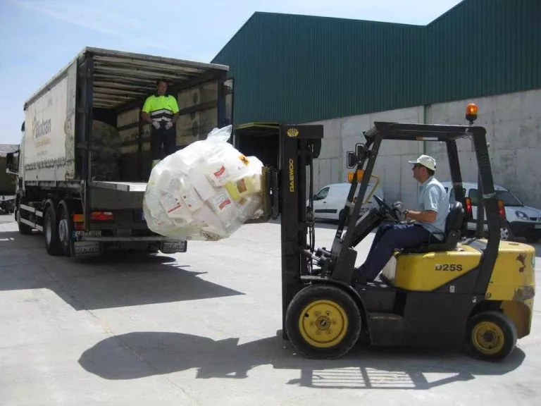 Imatge de recollida d’envasos per al reciclatge.