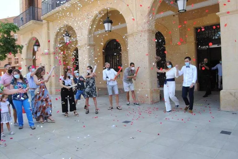 Moment en què els nuvis, Maria Lavín i Pol Chumillas, van sortir de l’ajuntament.