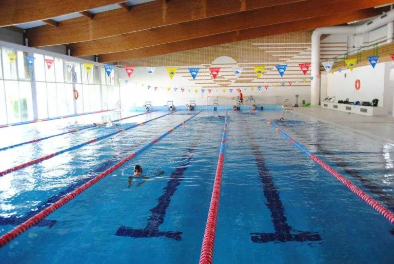 La piscina coberta ja atén usuaris amb cita prèvia.