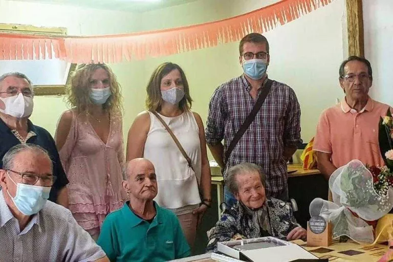 Anglesola homenatja la veïna Rosa Saball pel seu 100 aniversari
