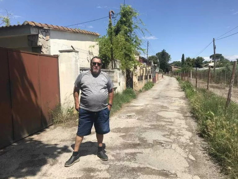 Veïns del Camí de la Mariola reclamen l'enllumenat i millores en un vial