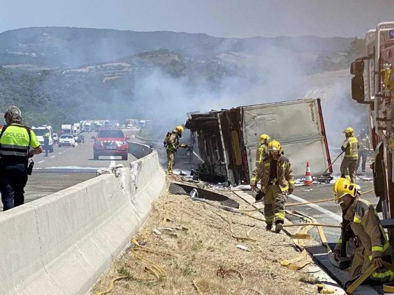 Sis ferits, un de gravetat, en una col·lisió a la carretera C-13 a Talarn