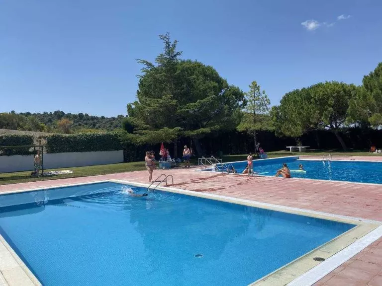 Un grup electrogen a la piscina d'Esterri d'Àneu