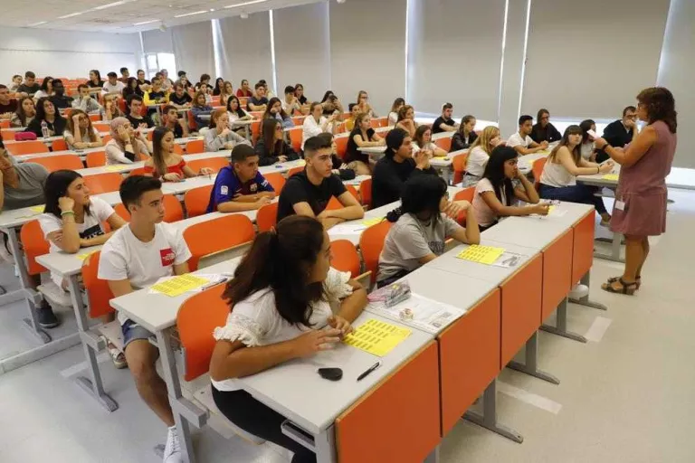 El Govern aprova abaixar un 30% les taxes universitàries