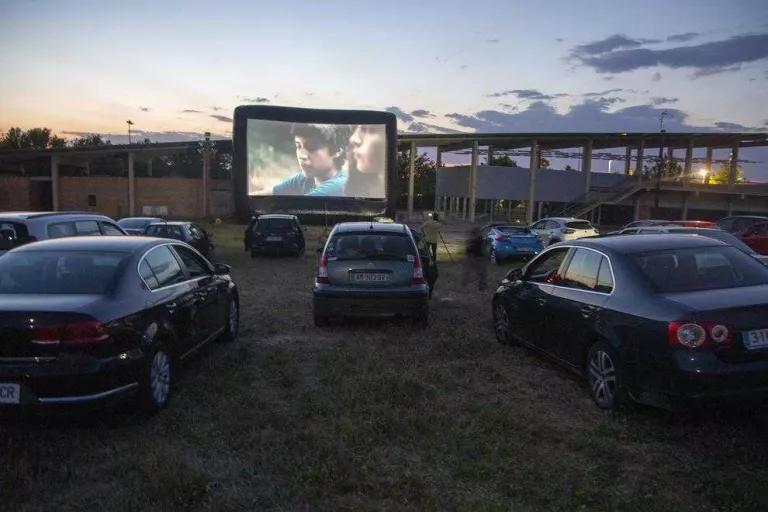 Tàrrega estrena l'autocine amb èxit de públic i amb una pel·lícula rodada a casa