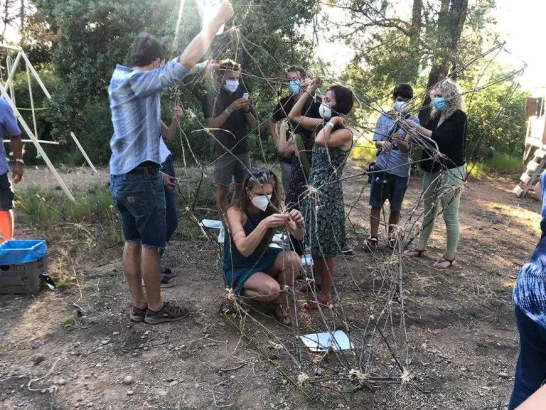Alguns dels participants ahir a l’acció artística a la Vinya dels Artistes de Mas Blanch i Jové.