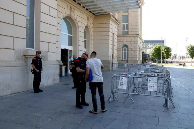 Els Mossos controlen els desplaçaments a l'estació de tren de Lleida