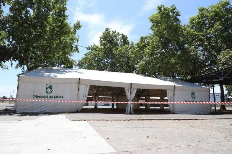 La carpa dels Camps Elisis encara no ha entrat en servei