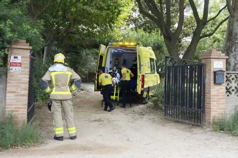 Ferit lleu a l'inhalar fum en un incendi en una casa de la Bordeta