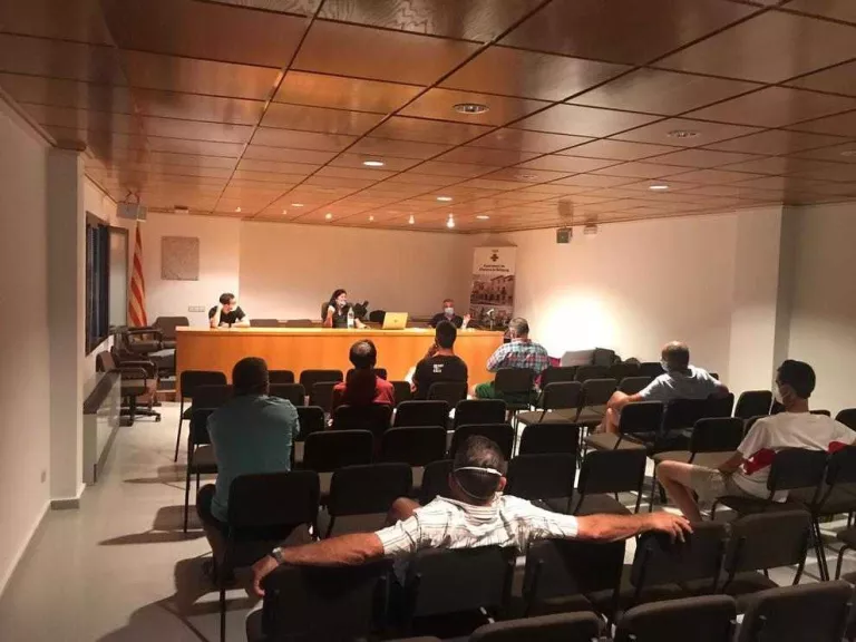Espais de cribratge i conferències preparen la campanya de fruita del Pla