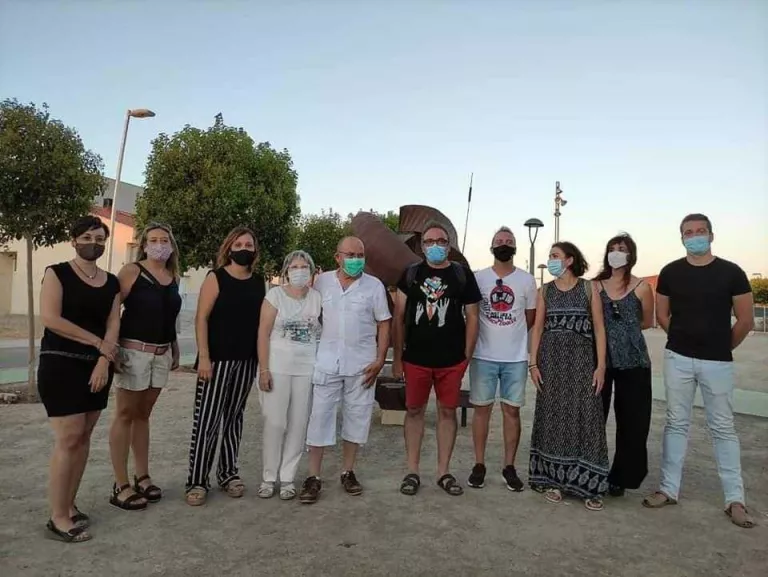 Anglesola ja llueix l'obra d'art cedida per un veí