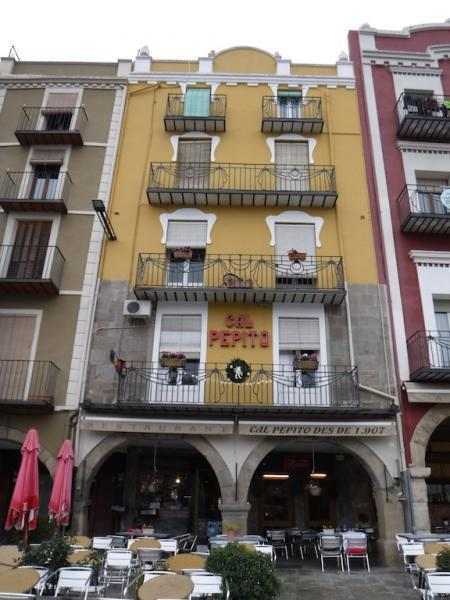 La façana de l’establiment a la plaça Mercadal de Balaguer.