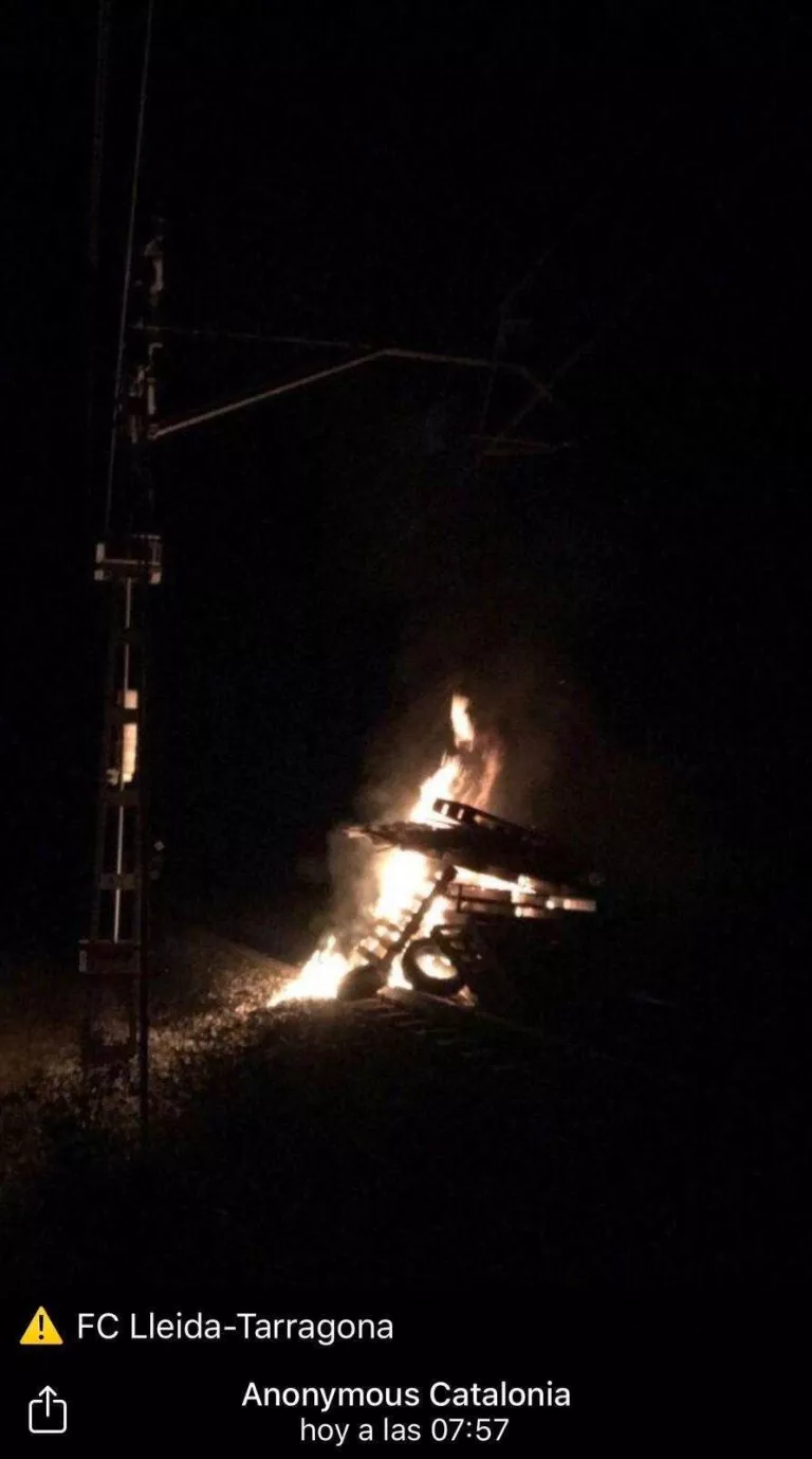 Dos sabotatges a la línia de tren de la costa obliguen 500 passatgers a viatjar per carretera