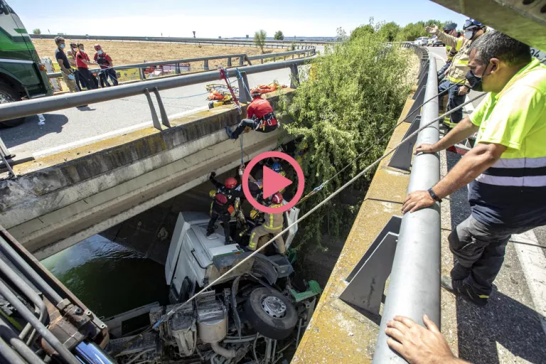 ⏯️ Rescaten un camioner després de caure al canal a l'A-2 a Alcoletge