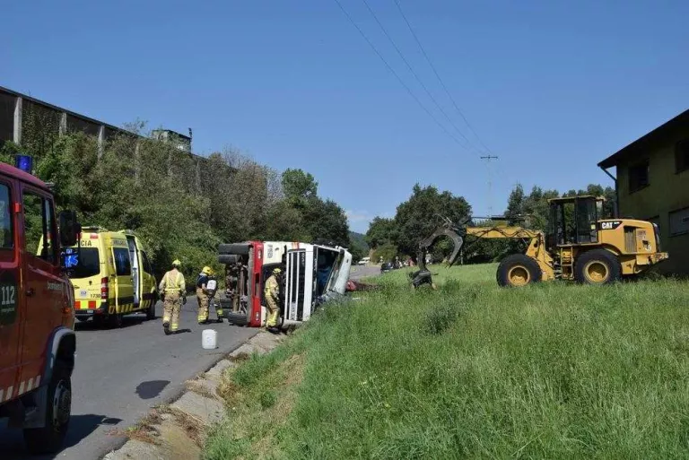 Aparatosa bolcada d'un camió a Montferrer