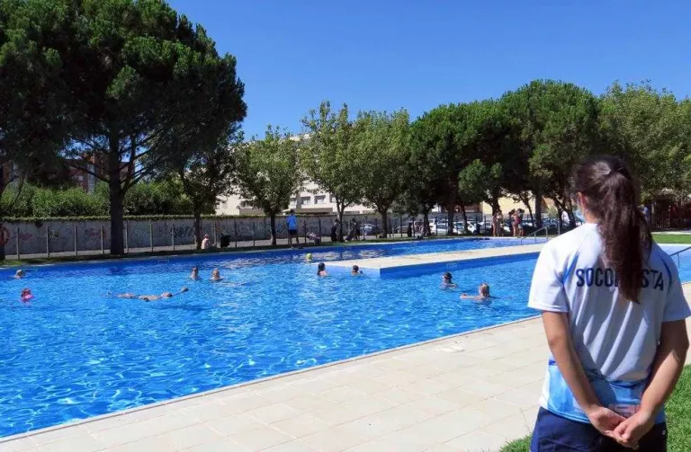 Servei d'entrada a les piscines a tres barris