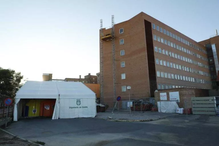 Lleida s'estabilitza en 'risc alt' i demà posa en marxa la construcció de l'hospital 'exprés'