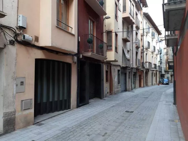 Deu anys i mig de presó per apunyalar cinc joves a la Seu