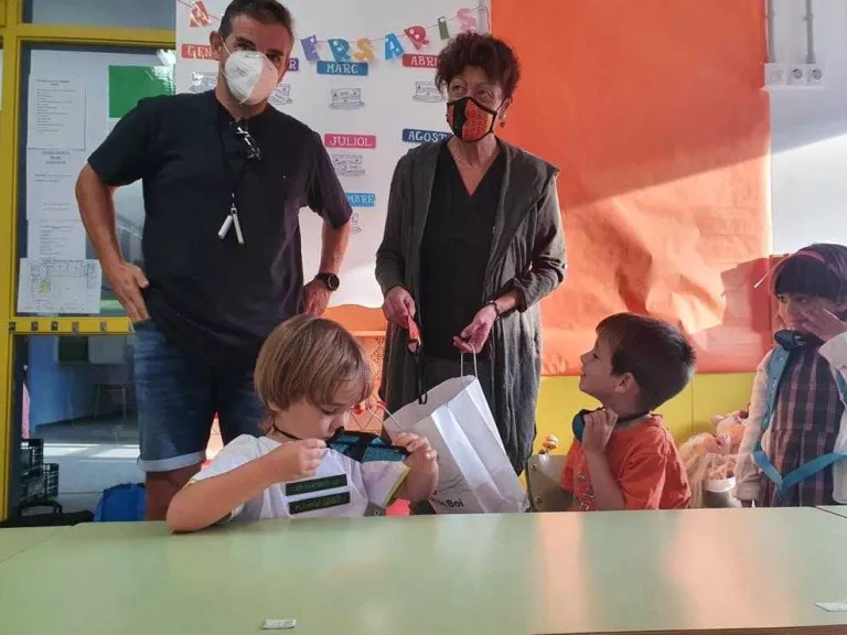 Els nens de la Vall de Boí estrenen curs amb repartiment de mascaretes