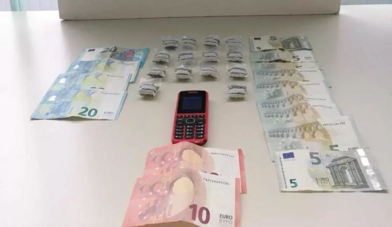 Ven drogues a joves a la sortida d'un institut