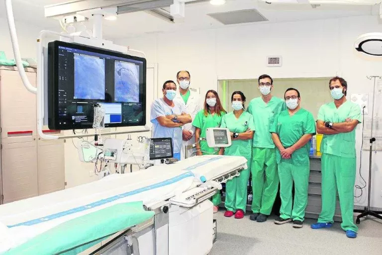 Foto de família de l’equip de Cardiologia, amb Worner i Casanova.