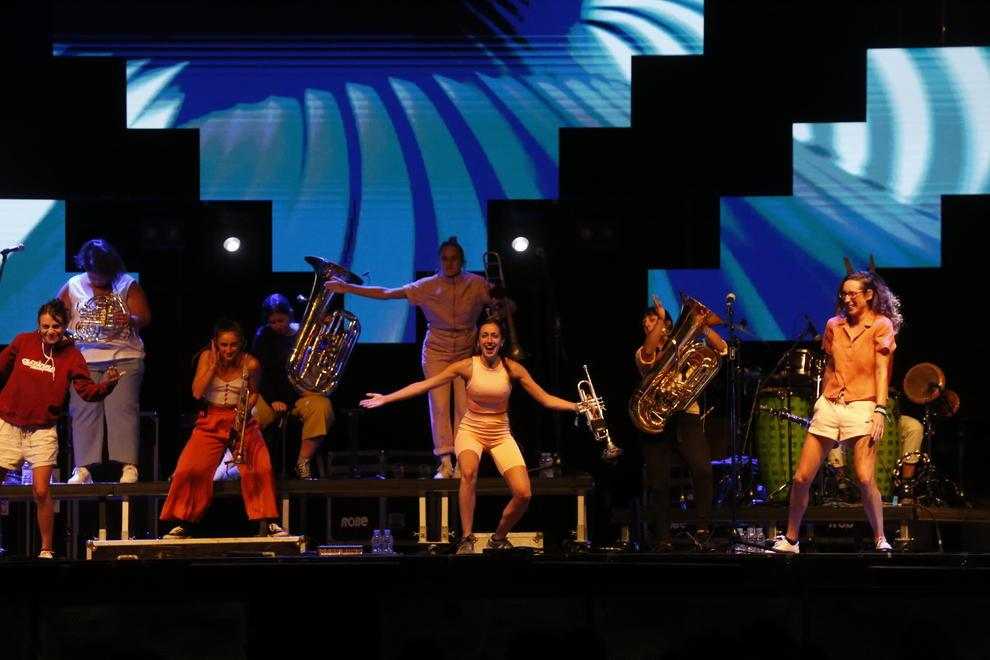 La cantant i compositora Judit Neddermann, durant el concert.