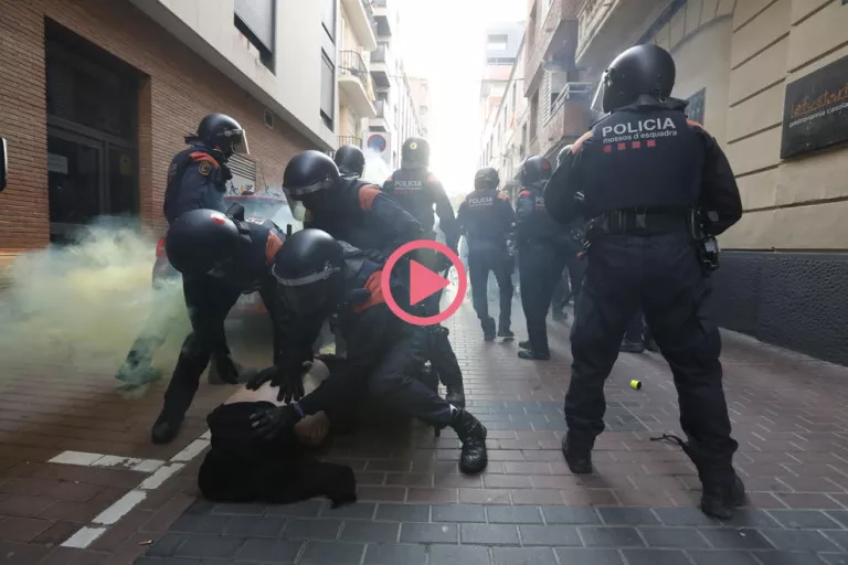 ⏯️ Aldarulls i una dona detinguda durant el desnonament de tres persones a Lleida
