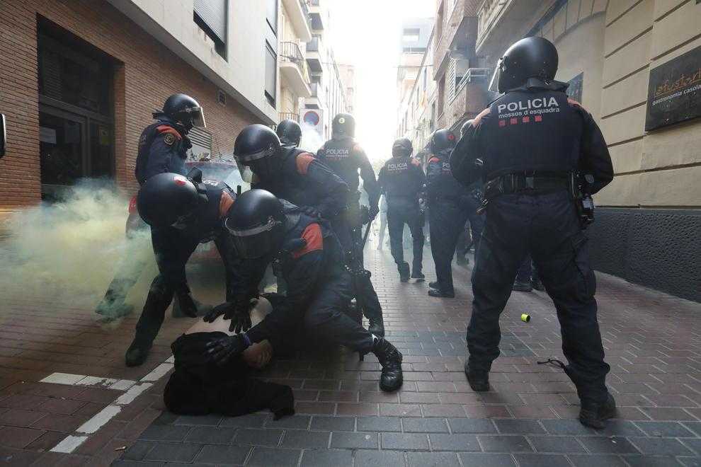 ⏯️ Aldarulls i una dona detinguda durant el desnonament de tres persones a Lleida
