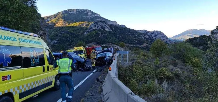 Un xoc amb cinc ferits talla dos hores l'N-230 al Pont de Suert