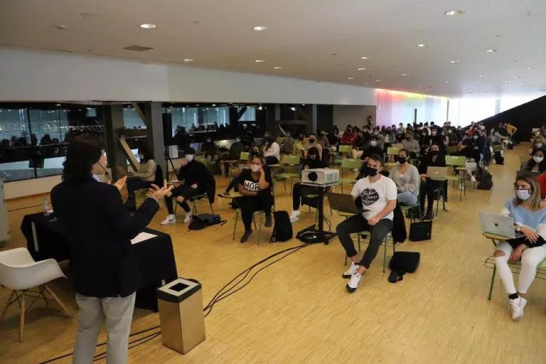 Classes teòriques online des de demà a les universitats