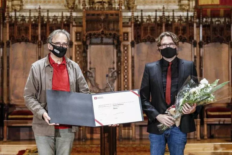 El poeta Txema Martínez rep el Premi Jocs Florals per 'Maria'