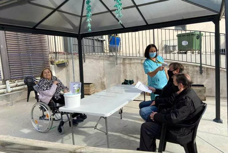 Residències de Lleida reforcen les visites i d'altres les cancel·len