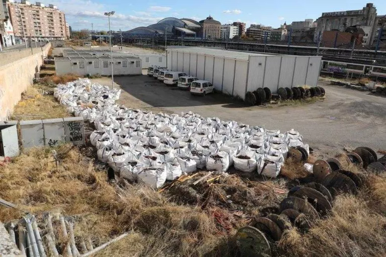 La Paeria ordena a Adif arreglar l'entorn de l'estació, ple d'herbes i residus