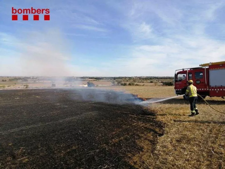 En l’extinció del foc van participar tres dotacions.