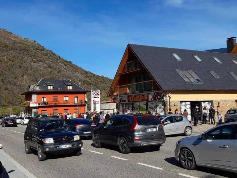 L'anunci de confinament a França genera cues als estancs i supermercats de Les i Bossòst
