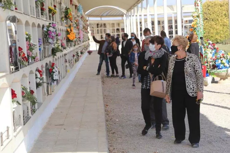 Flors i mascaretes per Tots Sants