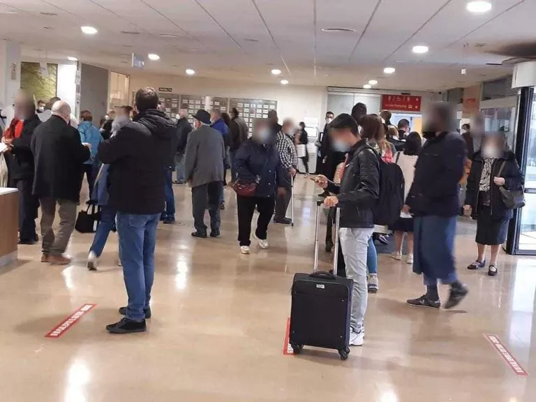 Denuncien aglomeracions als vestíbuls de l'Arnau i el Santa Maria