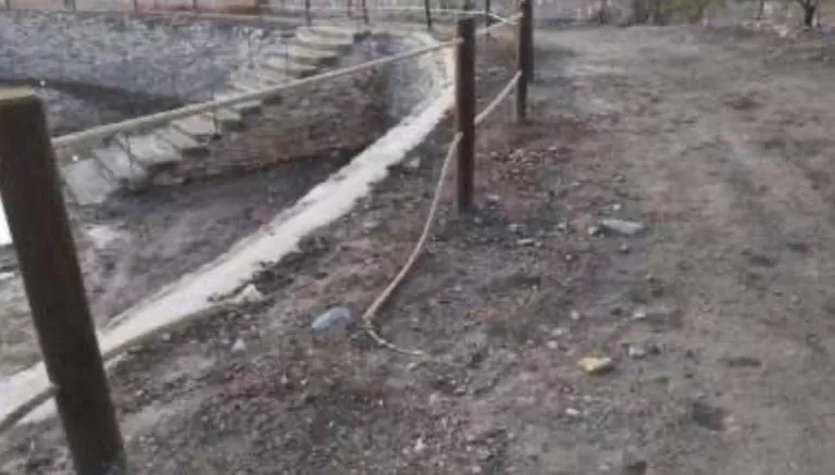 Tanca perimetral trencada per vandalisme a Belianes.
