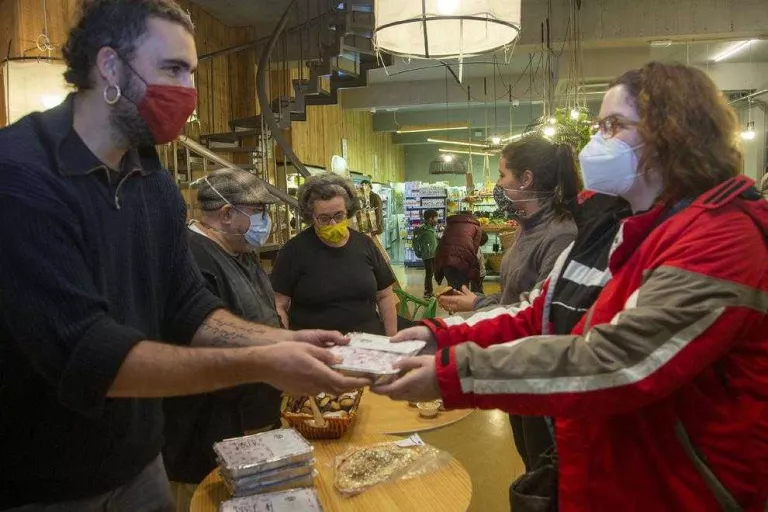 El tancament dels bars llasta la socialització als pobles