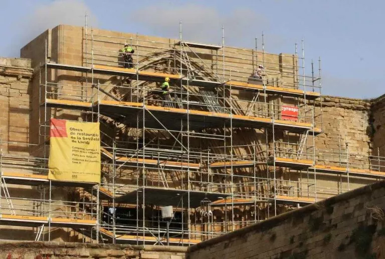 Desmunten la bastida que cobreix la Porta dels Apòstols de la Seu Vella