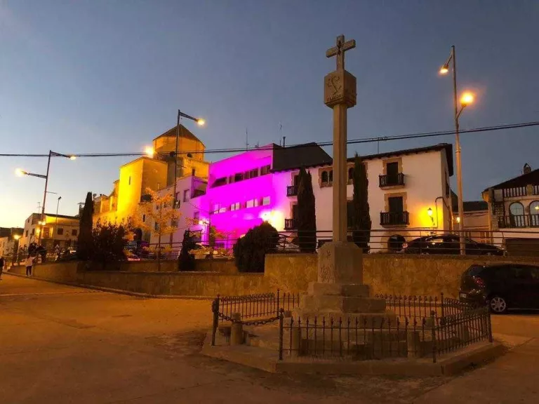 L’ajuntament de Golmés, ahir, il·luminat de violeta.